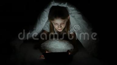 孩子在<strong>黑夜</strong>里玩平板电脑，女孩在床上上网，不睡觉